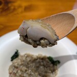 馳走西健一 - 鮑のリゾット： 餅米と玄米を鮑の肝で味付けしたリゾットに、サッとソテーした巨大な鮑と 綺麗なグリーンに素揚げしたケールをトッピングしてあります。更に梅の粉末を散らしてあり、食べるごとにフッと梅が香るのが嬉しいですネ！