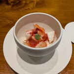 馳走西健一 - デセール：焼津の桃薫（とうくん）苺にいちごソース、下にはフロマージュブラン（ヨーグルトやチーズの様なデザート）。