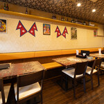 ニューサフランカレーハウス - テーブル席