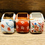 焼鳥 一石三鳥 - 20250220左から山椒・七味・塩