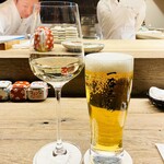 焼鳥 一石三鳥 - 20250220スリーピラーズ・ザ・グルメ（白ワイン）グラス880円・アサヒスーパードライ680円