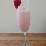 cafe nei - いちごミルク 600円✨よく混ぜてつぶつぶ苺を味わいながら頂きました♪すっきりとした甘さの美味しいスイーツドリンクです。