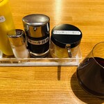 ステーキハウス アパッチ - 卓上調味料＆セットの赤ワイン（ステーキ400g以上の場合）