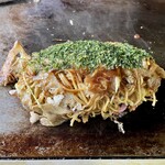 日の出 - そば台付肉玉油800円。店内は、出来上がった商品以外はNGです