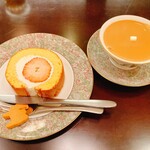 森のらくだ - いちごロールケーキとミルクティー