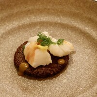 リアス バイ ココチャ - 伊勢海老のソカラ、黒ニンニクのソース