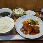 キッチン ブルー グローブ - 三元豚スペアリブ　ポシェ　すりおろしオニオンのポリネシアンソース