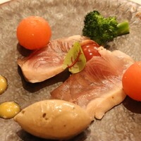 リアス バイ ココチャ - お魚のマリネ、オリーブのアイスクリーム