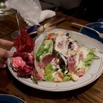 Mrs.KINGSMAN 神楽坂 - ロメインサラダの花束シーザーブーケサラダ