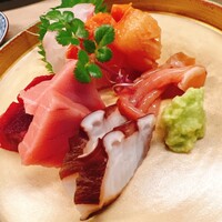 割烹 白鷹 - お造りの四点盛り。真鯛、赤貝、真蛸は瀬戸内の地物。マグロはやま幸さんから引きました