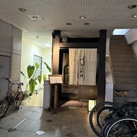 炭火焼肉 ふちおか - 入口は経堂駅を背にして左側、こちらののれんのお店です
