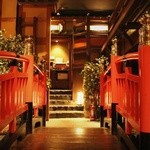 すし土風炉 - 店内に流れる川を渡る橋