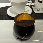 ザ・ペニンシュラ ブティック&カフェ - デコポンととんか豆のトリュフ　濃厚チョコレートの中は爽やかな柑橘系の甘酸っぱい美味しさでした。