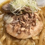 麺屋 丸福 - 豚バラチャーシューの上にはフライドオニオン　ネギ