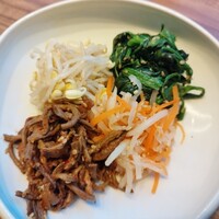 焼肉うしごろ 新宿三丁目店 - ナムル盛り合わせ