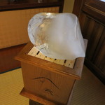 Ishi bashi - クーラーだけでなく見た目でも氷で涼んでもらおうという風情あるやりかた。
