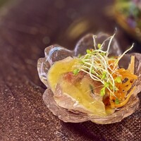 ラ ヴォワール - イナダカルパッチョ山葵ソース。マスタードで合わせたキャロットラペが添えられています。