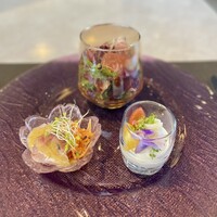 ラ ヴォワール - 美しい紫のガラス皿に3種のオードブルが可愛らしく盛り合わせられていて運ばれた瞬間からテンション上がります(*ˊ˘ˋ*)｡♪:*°
                    　