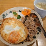 CHALO - ガパオライス1,000円✨スープつき。この日の週替わりメニューです。ナンプラーや炒められたバジルが とてもいい風味。フライドエッグはこう見えて半熟です。