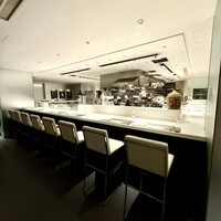 GINTO 池袋店 - カウンター席もあり。