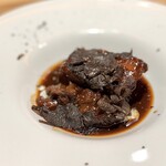 tens. - 神戸ビーフのビーフシチュー♪
      トリュフも掛かって、これが温前菜(^^)
      煮込まれたスネ肉の美味しさが、酸味を伴うシチューで引き立ちます。
      バローロと合わせて、前菜時点で頂点です（笑）
