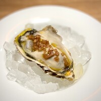 tens. - 濃厚過ぎず、とてもクリアな生牡蠣。
                    清々しいフレッシュ感が印象的で、５個はいけますね(^^)