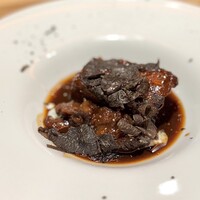 tens. - 神戸ビーフのビーフシチュー♪
                    トリュフも掛かって、これが温前菜(^^)
                    煮込まれたスネ肉の美味しさが、酸味を伴うシチューで引き立ちます。
                    バローロと合わせて、前菜時点で頂点です（笑）