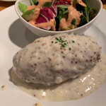 フライング ピッグ - ３種のチーズハンバーグ　ヨーグルト粒マスタードソース
      アボカドサウザンドレッシングソースのサラダ