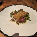 ザ タヴァン グリル＆ラウンジ - ブレッドクラストコッド 人参 蕪 ズッキーニ ヘーゼルナッツとレンズ豆ドレッシング