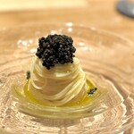 286747092 - 本来、フレッシュで味わうべきキャビアですが、それは限られた２週間ほど。
                        なので当然、輸入キャビアは、高濃度の塩分で漬けたり、圧縮などを施しています。
                        が、こちらは正真正銘のフレッシュ！別モノです。