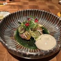 ザ タヴァン グリル＆ラウンジ - ベイクドビーツサラダ ポン酢&豆腐エスプーマ キノア サンフラワーシード 松の実