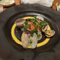 ザ タヴァン グリル＆ラウンジ - 北海道産ホタテのクルード クリスピーキャロットサラダ 柚子ドレッシング