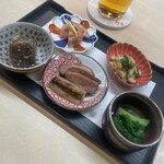 酒と飯 おしょろ - お通し(酒肴の盛り合わせ）＠1,000円 　菜の花のお浸し、鴨とネギの煮物、ピリ辛こんにゃく、椎茸バター、レンコン梅和え