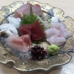 酒と飯 おしょろ - お造り盛り合わせ　2,400円 　スズキ、ホウボウ、本マグロ、スミイカ、ワラサ　