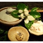 大どころ - 新玉ねぎの木の芽味噌・鱧の白子・２０年物の奈良漬に付けたクリームチーズの中に「いぶりがっこ」が入った品。 
      どれも最初に頂くのにいいですね。 