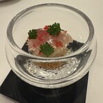 ラ・トゥーエル - 2皿目
      鯖、トマトのジュレ、アンチョビのクリーム、カダイフ。