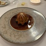 ラ・トゥーエル - 5皿目
      黒トリュフパイ包み焼き