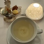 ラ・トゥーエル - 10皿目
      ハーブティー、お茶菓子