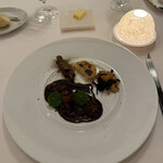 ラ・トゥーエル - 8皿目
      コルヴェール（真鴨）、あんぽ柿、コーヒー、赤ワインのソース、牛蒡、2年熟成のジャガイモ、トランペット。
      