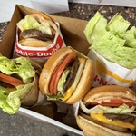In-N-Out Burger - 普通のハンバーガーはバンズではさんであります。
