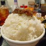 わ楽 - 山盛りご飯の頂上に牛中落ちカルビ