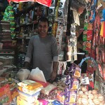 ラフィーの美しい森 新小岩店 - オールドダッカの米屋のおやじ:ザルに入った米は量り売り、レジ袋2玉がくだんの米