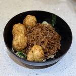 雞記 - 手打炸紫菜墨丸 黑豉油王撈麵