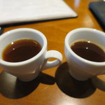 丸山珈琲 - 試飲：右ーエチオピア・キセネ、左：パナマーゲイシャ
