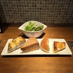 コグスダイニングカグラザカ - ランチのパン:トレコンチーズロール、黒糖食パン、ガーリック塩パン、アップルパイ
