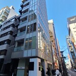 鮨 あらい - JR山手線新橋駅から徒歩約5分、銀座8丁目の交差点に面したスタイリッシュなビルの2階にある｢鮨あらい｣さん