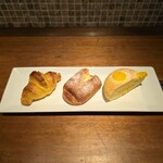 コグスダイニングカグラザカ - おかわりパン:安納芋のクロワッサン、チーズ＆チーズ、はちみつクリームパン