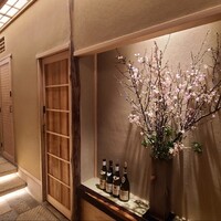 鮨 あらい - JR山手線新橋駅から徒歩約5分、銀座8丁目の交差点に面したスタイリッシュなビルの2階にある｢鮨あらい｣さん
                    カウンター刷新後、全ての写真がNGになりましたので、後半に解説を記載しています