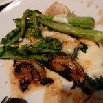 トラットリア ・チャオロ - 菜の花の炭火焼き　スカモルツァチーズと焦がしバターアンチョビソース