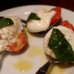 トラットリア ・チャオロ - ボッコンチーノの温かいカプレーゼ